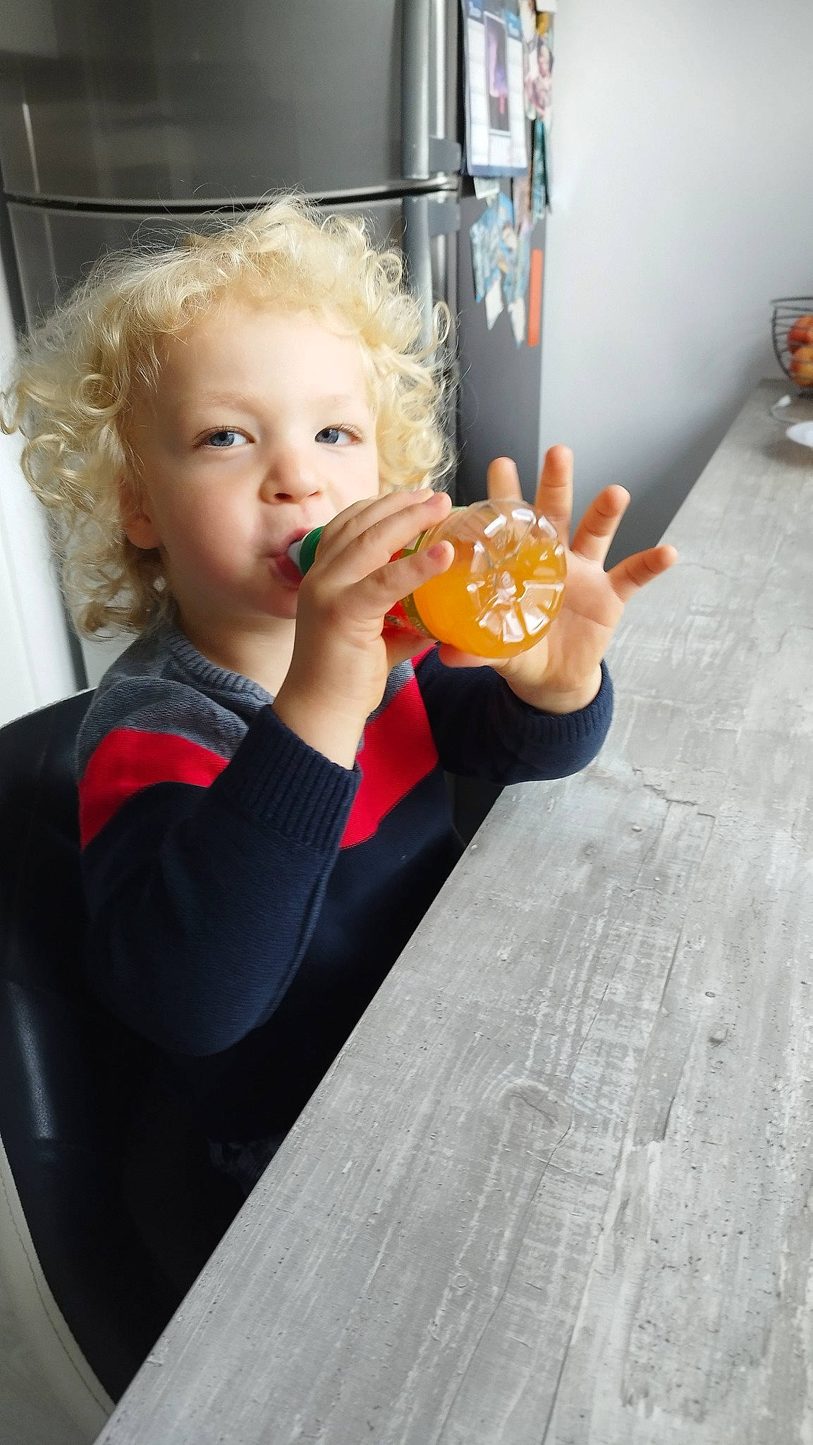 Jaheim a rejoint le concours — aidez-le/la à gagner de superbes lots ! blond, chair, child, comfort_food, drink, eating, finger_food, flooring, food, food_craving, formal_wear, fun, gesture, junk_food, nail, person, room, table, tableware, toddler