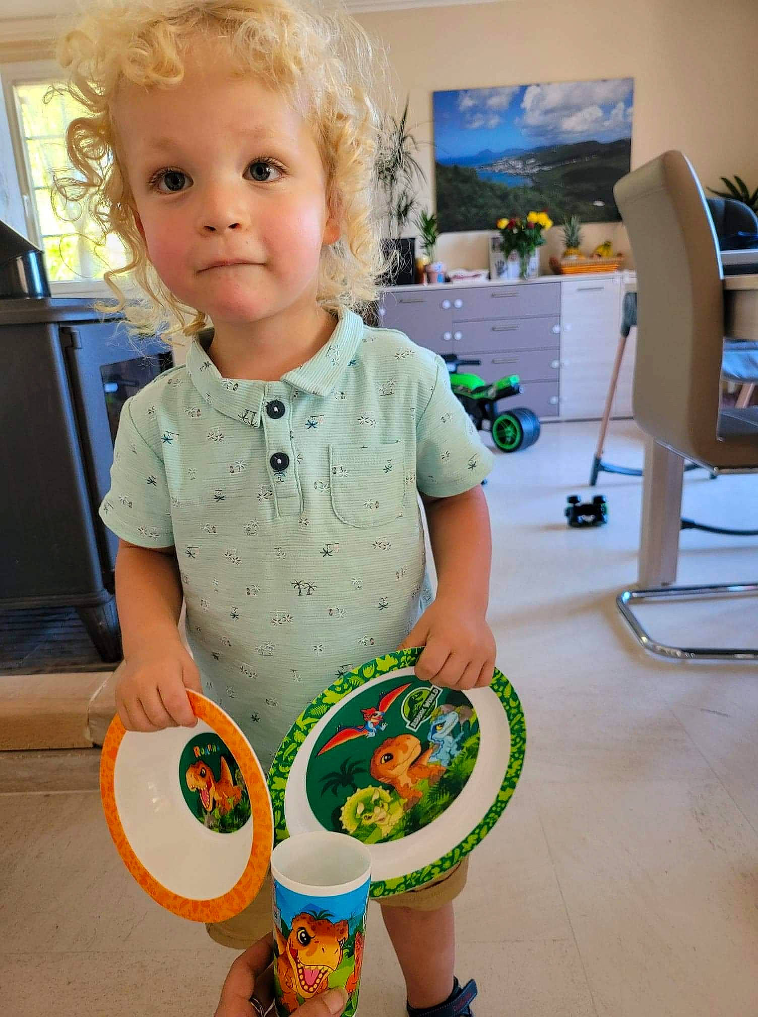 Jaheim a rejoint le concours — aidez-le/la à gagner de superbes lots ! baby, baby_toddler_clothing, chair, child, flooring, fun, happy, person, play, room, sitting, sleeve, standing, t_shirt, toddler