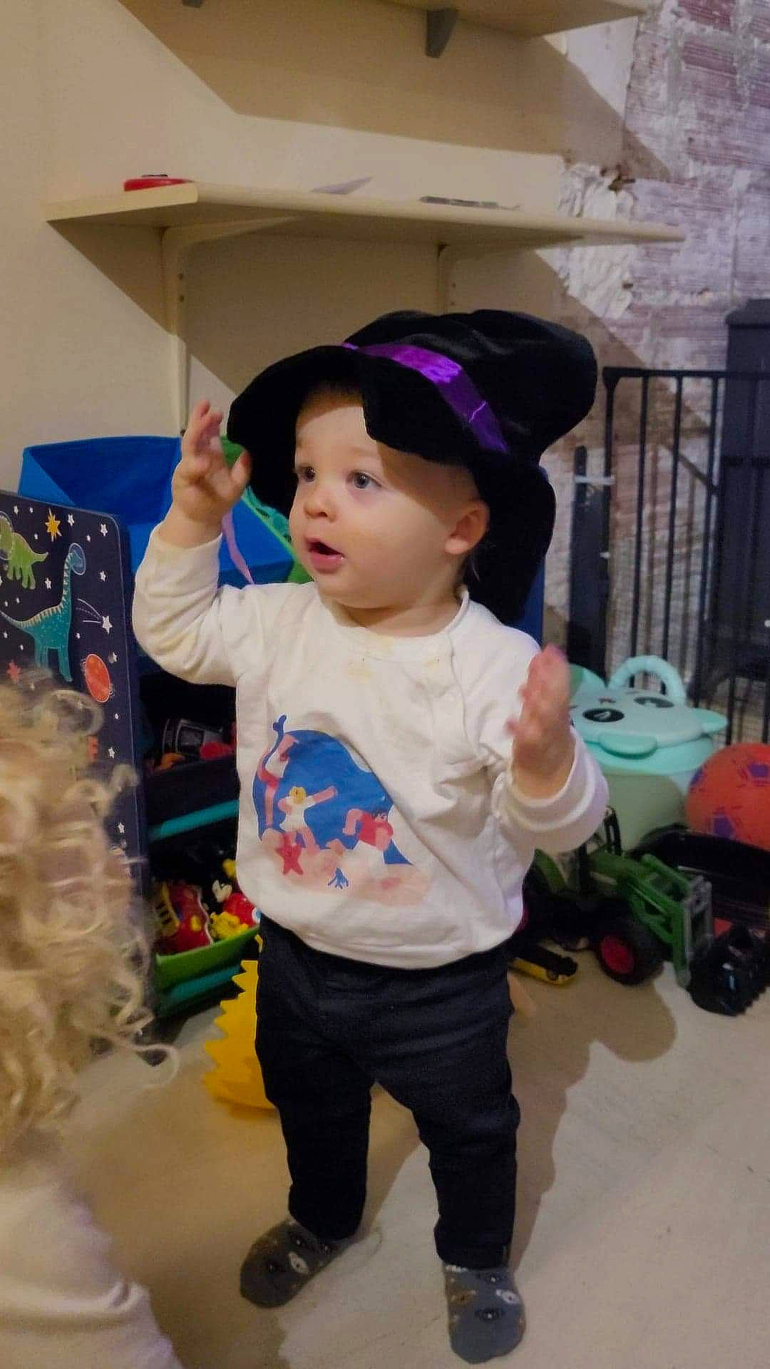 Tiwony a rejoint le concours — aidez-le/la à gagner de superbes lots ! baby, baby_toddler_clothing, baseball_cap, cap, child, costume, event, fun, fur, happy, hat, houseplant, person, plant, play, room, sleeve, sun_hat, t_shirt, toddler