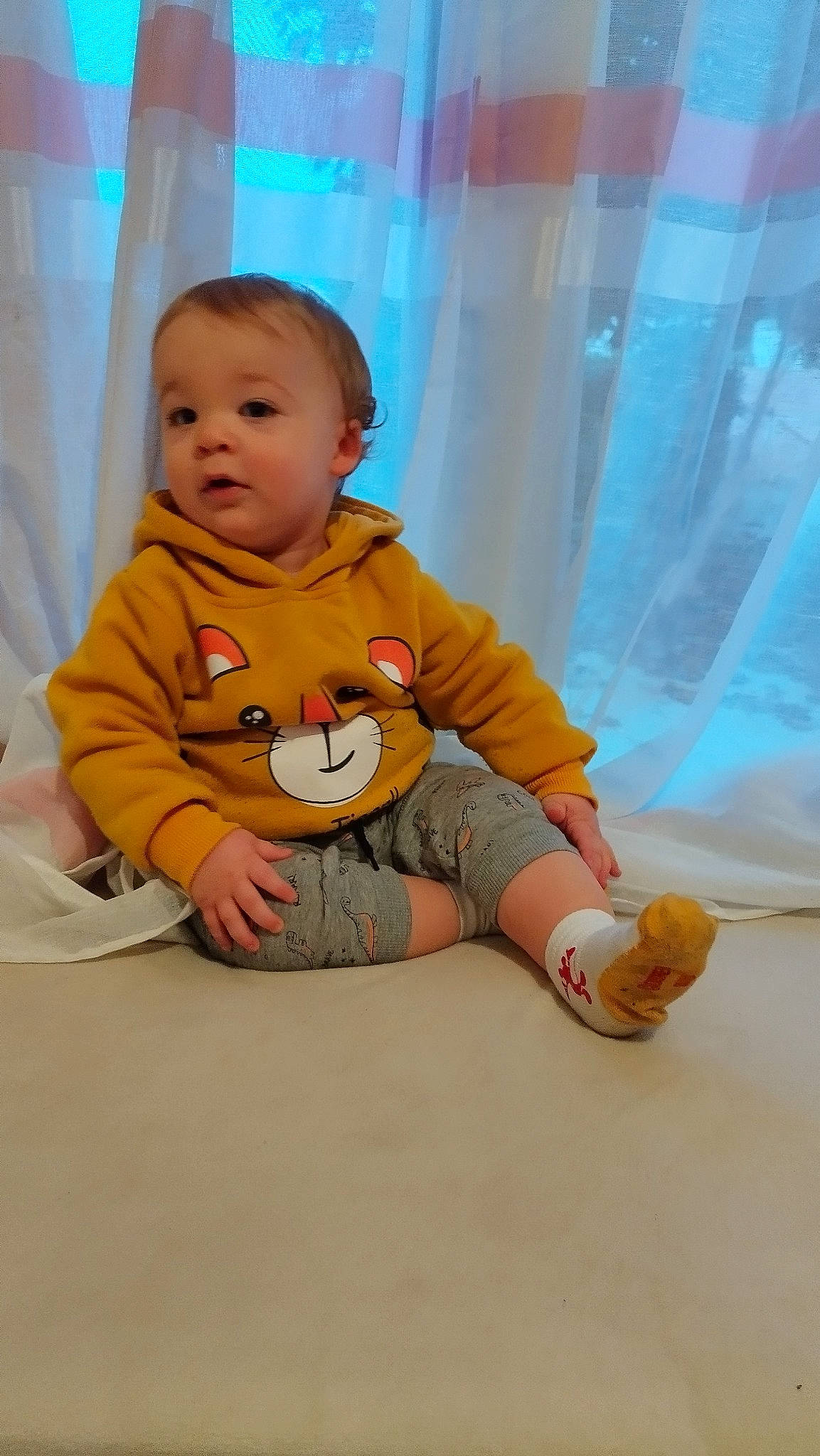Tiwony a rejoint le concours — aidez-le/la à gagner de superbes lots ! baby, baby_toddler_clothing, cheek, child, comfort, curtain, floor, flooring, foot, fun, happy, human_leg, knee, person, room, sitting, sleeve, sock, toddler, vacation