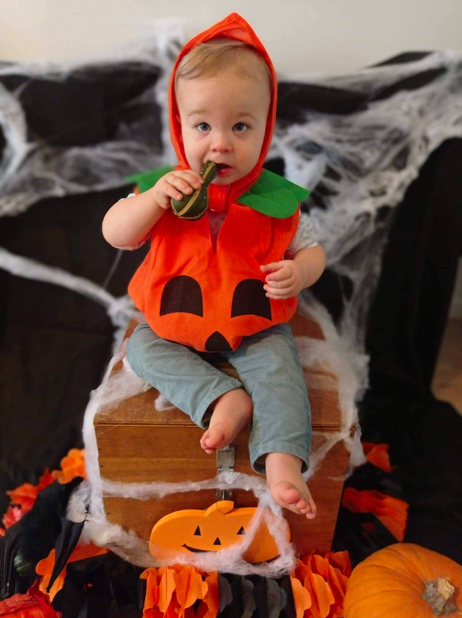 Tiwony a rejoint le concours — aidez-le/la à gagner de superbes lots ! baby, baby_toddler_clothing, birthday_cake, cake, cake_decorating, cake_decorating_supply, calabaza, child, doll, event, gourd, icing, orange, person, pumpkin, sitting, squash, sugar_cake, surprise, toddler