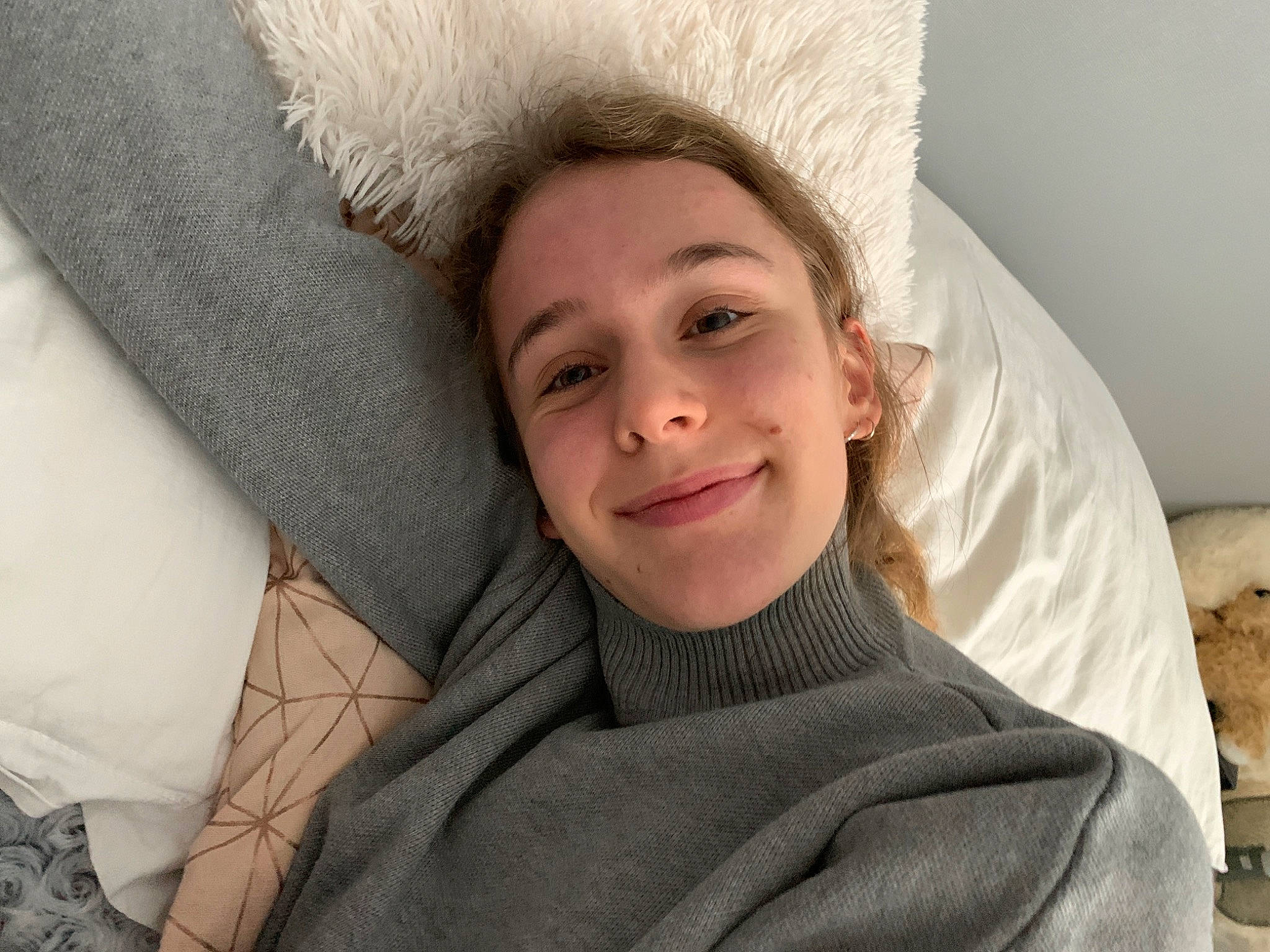 Jean Edouart a rejoint le concours — aidez-le/la à gagner de superbes lots ! cap, comfort, eye, face, fashion_accessory, gesture, grass, hand, happy, hat, head, headgear, joy, linens, lip, nose, person, skin, smile, textile