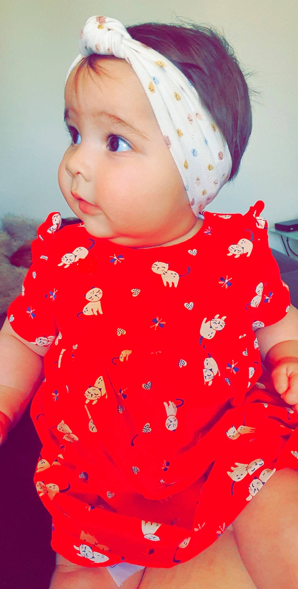 Mina a rejoint le concours — aidez-le/la à gagner de superbes lots ! baby, baby_toddler_clothing, bonnet, cheek, child, clothing, headgear, headwear, lip, pattern, person, pink, polka_dot, red, sleeve, toddler