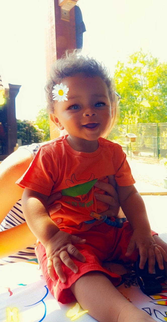 Nylan participe au concours pour gagner de l'argent avec cette photo : child, cool, day, fun, girl, happiness, infant, person, play, sitting, skin, smile, textile, toddler, vacation