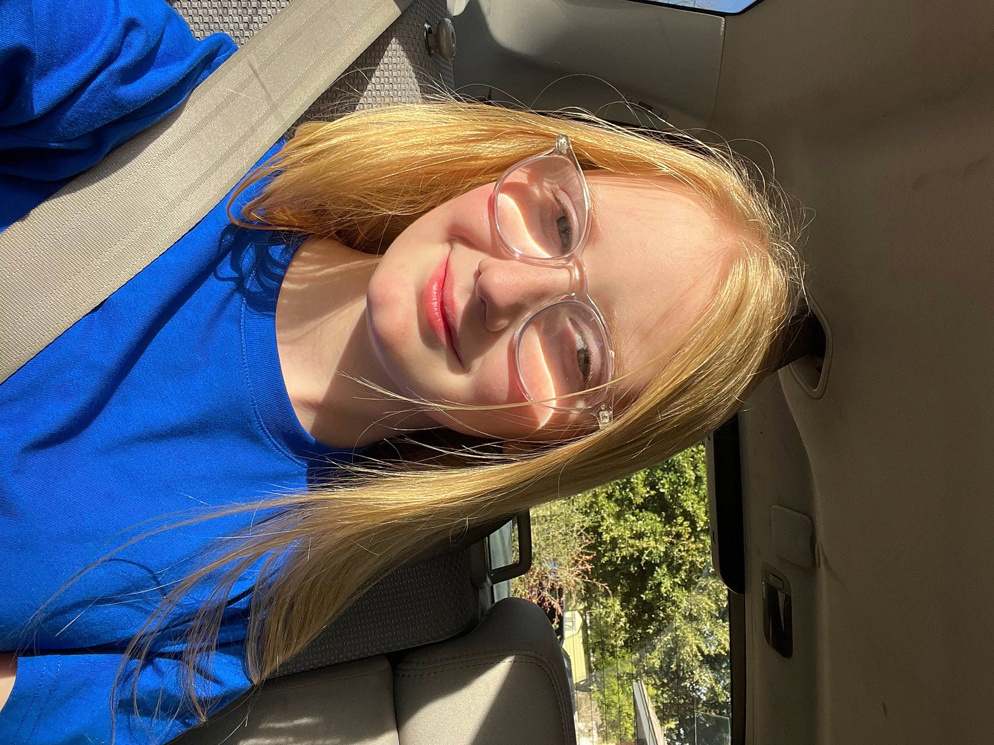 Layla is registered to the contest to win money with this photo: blond, comfort, electric_blue, eyelash, eyewear, fun, glasses, hair_care, hair_coloring, happy, jaw, joy, long_hair, mouth, neck, person, sleeve, smile, sunglasses, throat