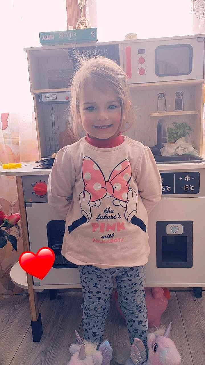 Yara a rejoint le concours — aidez-le/la à gagner de superbes lots ! baby_toddler_clothing, balloon, chair, child, event, flooring, fun, hair, happy, home_appliance, joy, kitchen_appliance, microwave_oven, party_supply, person, sleeve, smile, standing, t_shirt, thigh