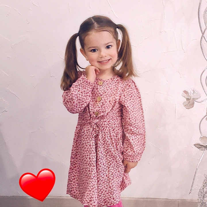 Yara a rejoint le concours — aidez-le/la à gagner de superbes lots ! child, clothing, coat, dress, eveningdress, face, female, footwear, girl, happy, head, longsleeve, loveheartsymbol, person, photography, portrait, shoe, sleeve, smile, symbol