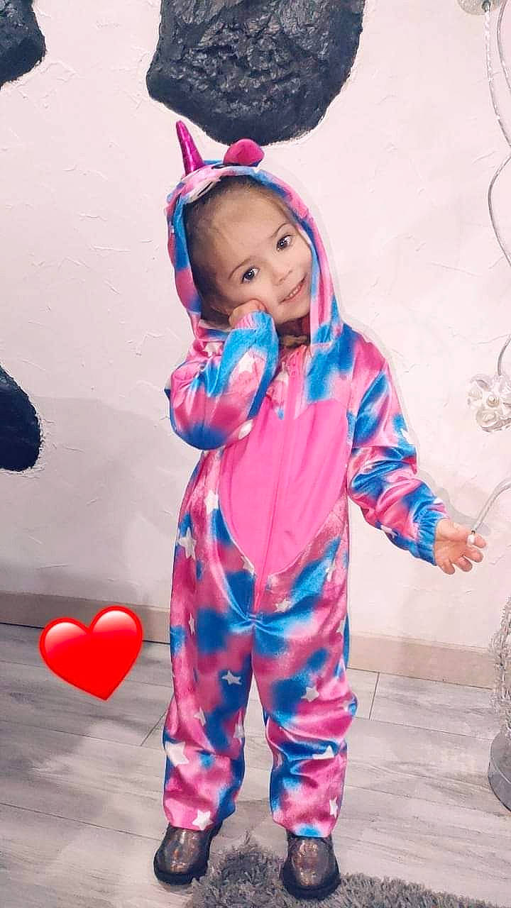 Yara participe au concours pour gagner de l'argent avec cette photo : baby_toddler_clothing, child, cool, facial_expression, fashion, fun, hairstyle, happy, human, magenta, mammal, outerwear, people, person, pink, red, sleeve, smile, standing, textile
