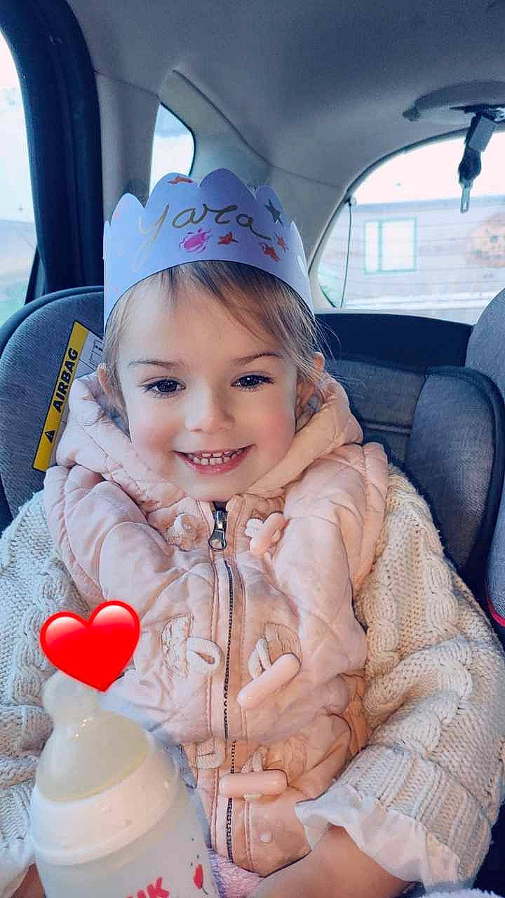 Yara participe au concours pour gagner de l'argent avec cette photo : auto_part, automotive_design, automotive_exterior, balloon, car, car_seat, car_seat_cover, child, event, family_car, fun, happy, joy, motor_vehicle, party_supply, person, smile, toddler, travel, vehicle