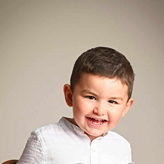 Lukas a rejoint le concours — aidez-le/la à gagner de superbes lots ! boy, casual_clothing, cheerful, child, childhood, cute, expression, face, friendly, happy, head_and_shoulders, indoors, neutral_background, person, portrait, short_hair, smiling, studio, white_shirt, young