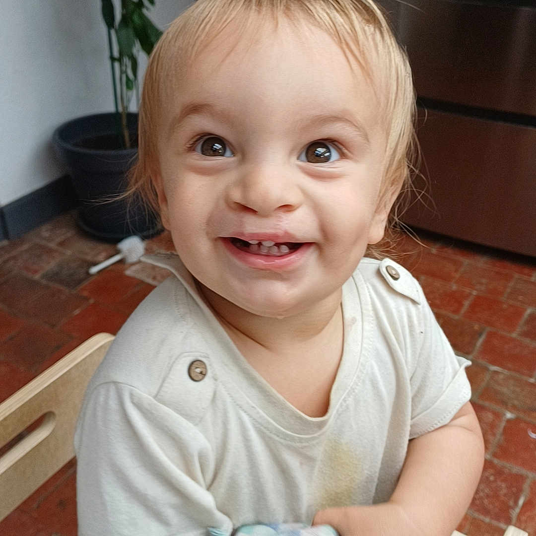 Izao a rejoint le concours — aidez-le/la à gagner de superbes lots ! appliance, blanket, chair, child, clothing, cute, eyes, face, floor, happy, indoor, kitchen, person, plant, portrait, pot, smiling, tile_floor, toddler, wooden_chair