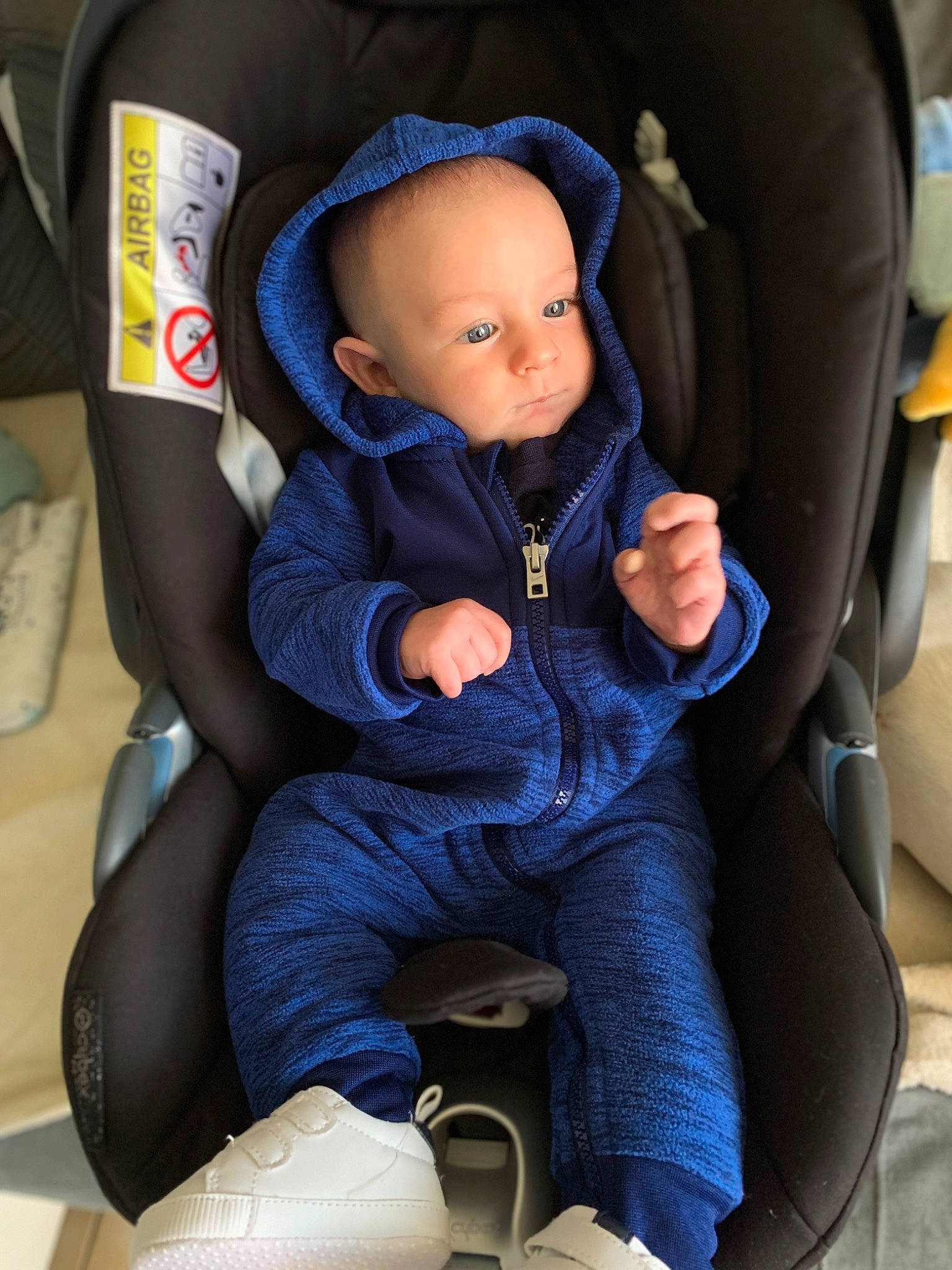 Lyzio a rejoint le concours — aidez-le/la à gagner de superbes lots ! auto_part, baby, baby_carriage, baby_in_car_seat, baby_products, baby_safety, baby_toddler_clothing, car_seat, car_seat_cover, chair, child, comfort, electric_blue, head_restraint, lap, person, seat_belt, sitting, sleeve, sock