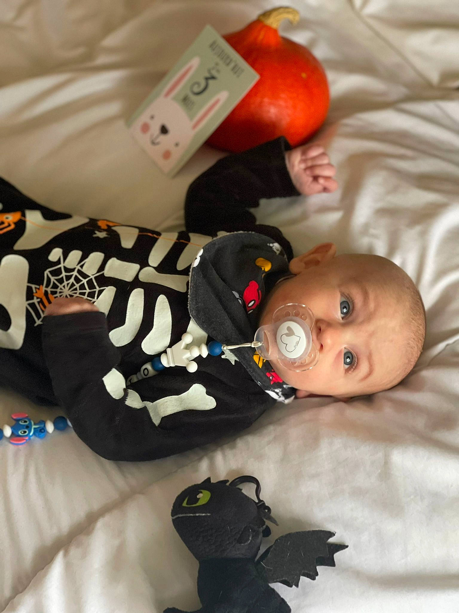 Lyzio a rejoint le concours — aidez-le/la à gagner de superbes lots ! baby, baby_products, baby_sleeping, baby_toddler_clothing, baby_toys, carmine, child, comfort, facial_expression, head, mouth, orange, person, personal_protective_equipment, room, sleeve, stuffed_toy, toddler, toy, wood