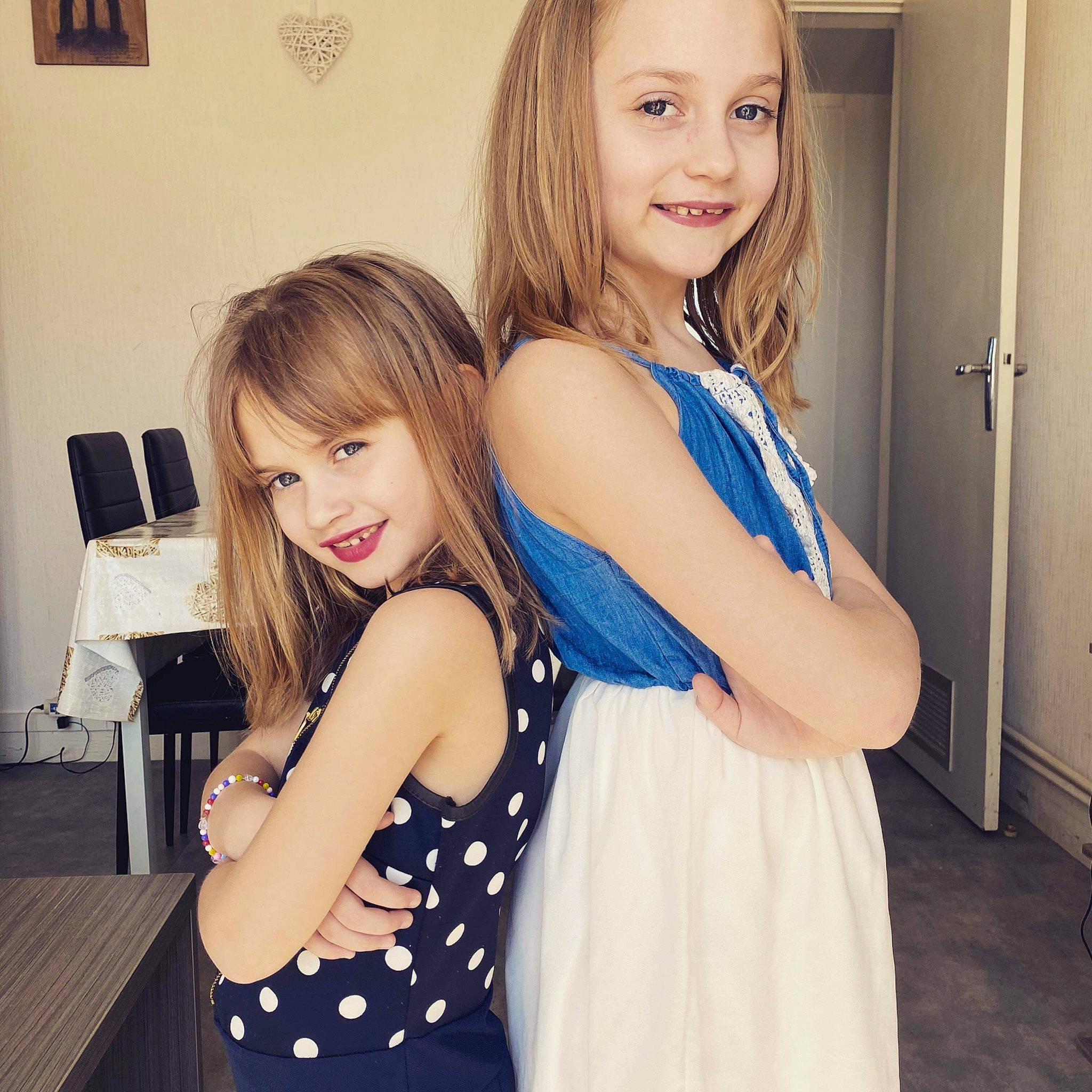 Anaëlle a rejoint le concours — aidez-le/la à gagner de superbes lots ! arm, blond, cool, day_dress, door, facial_expression, fashion_design, flash_photography, fun, gesture, hair, happy, joint, joy, long_hair, person, shoulder, skin, smile, standing