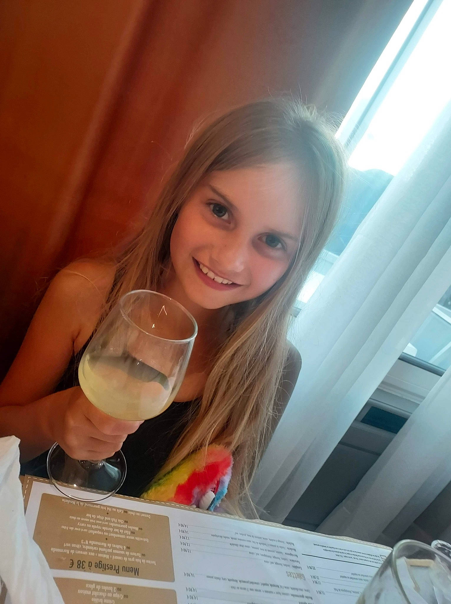 Anaëlle participe au concours pour gagner de l'argent avec cette photo : alcoholic_beverage, beauty, blond, brown_hair, champagne_stemware, distilled_beverage, drink, drinking, drinkware, eyelash, fun, glass, happy, jewellery, joy, office_supplies, person, smile, stemware, tableware