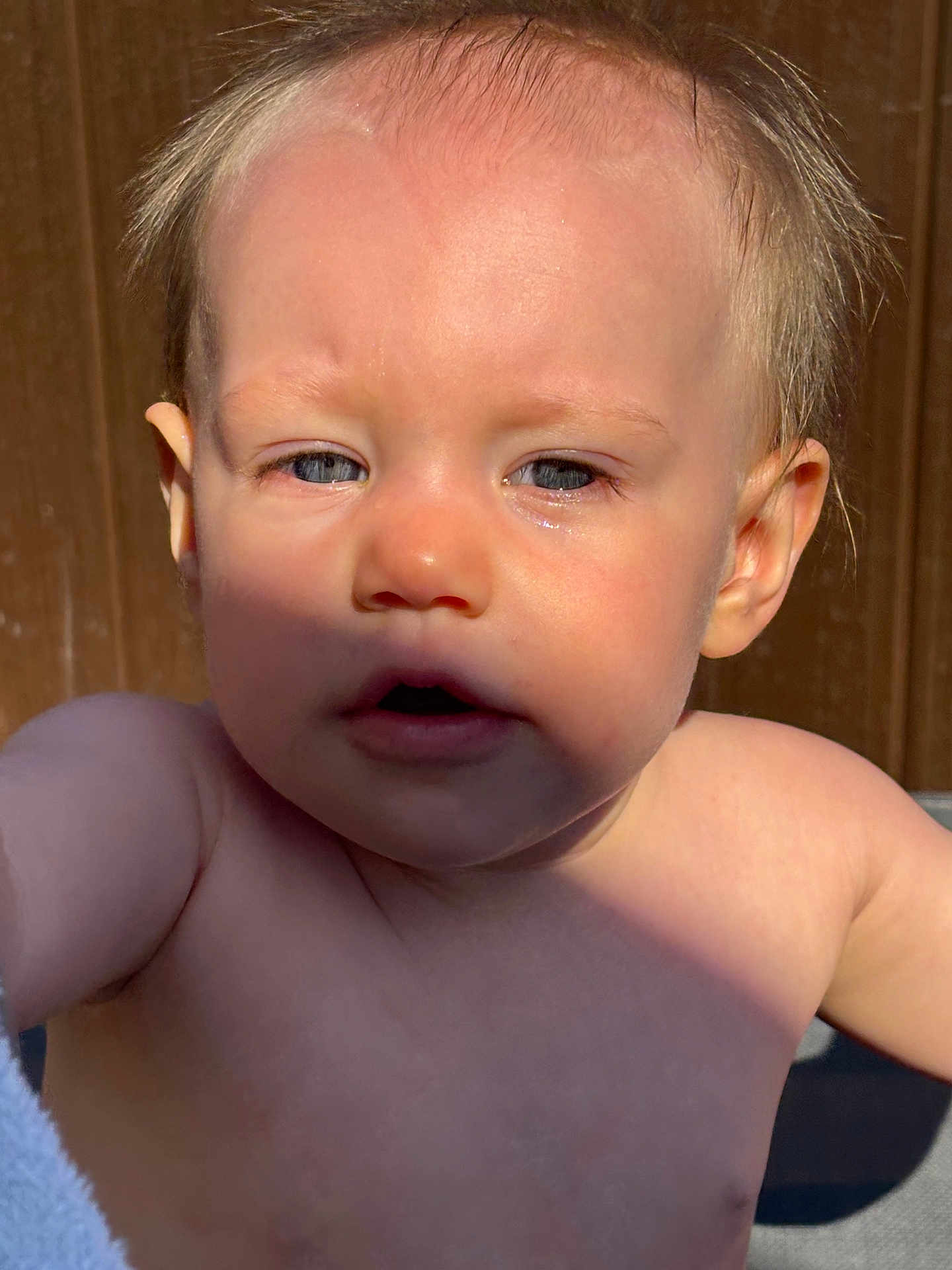 Aure a rejoint le concours — aidez-le/la à gagner de superbes lots ! baby, child, face, skin, blue_eyes, hair, closeup, shadow, sunlight, expression, curious, person, portrait, head, outdoor, infant, young_child, bare_shoulders, natural_light, background