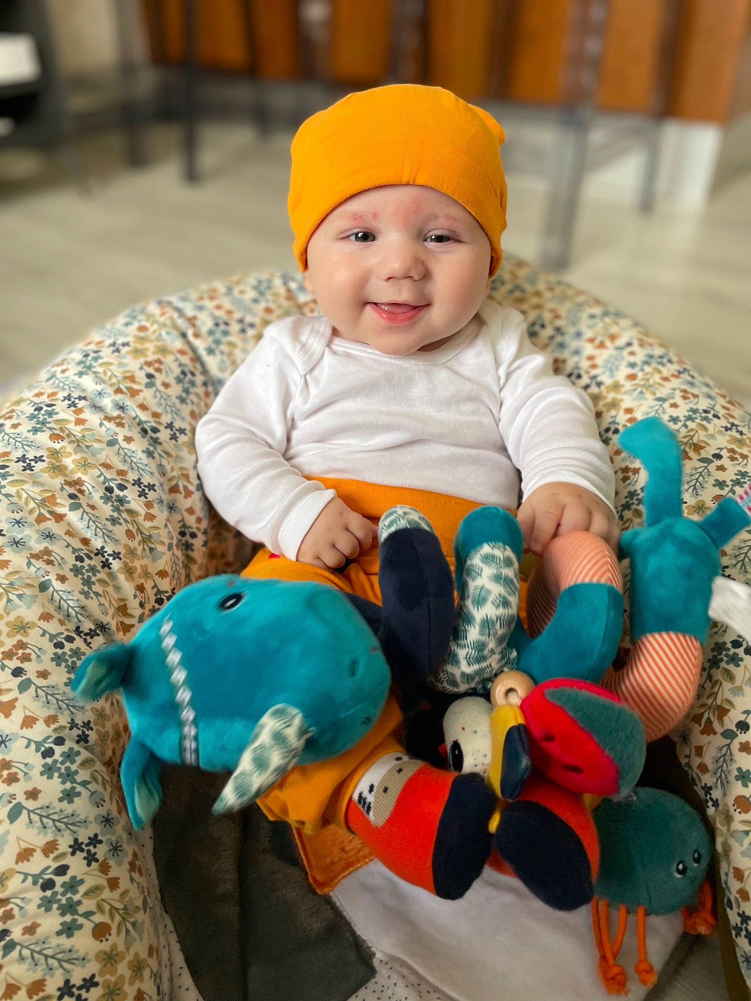 Livio a rejoint le concours — aidez-le/la à gagner de superbes lots ! baby, baby_products, baby_toddler_clothing, cap, child, comfort, event, eye, fun, happy, headgear, headwear, holiday, knit_cap, lap, person, sitting, skin, smile, sock