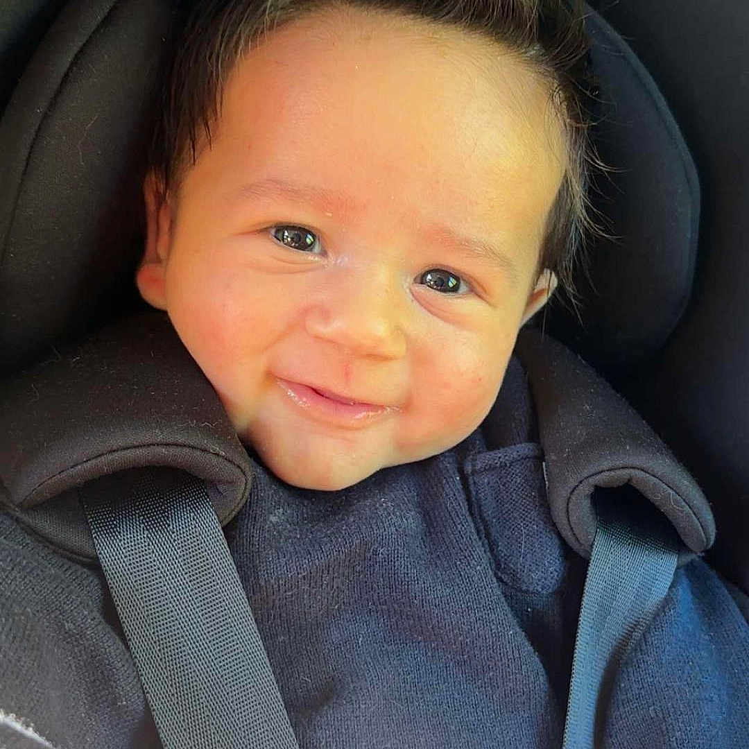Zyed a rejoint le concours — aidez-le/la à gagner de superbes lots ! baby, car_seat, child, closeup, clothing, cute, face, hair, happy, indoors, infant, person, portrait, seat, seatbelt, skin, smile, straps, sweater, young
