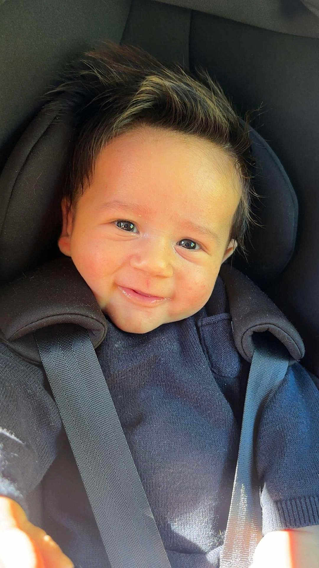 Zyed a rejoint le concours — aidez-le/la à gagner de superbes lots ! baby, smile, face, hair, car_seat, seatbelt, child, clothing, sweater, infant, portrait, closeup, cute, happy, young, person, seat, straps, skin, indoors