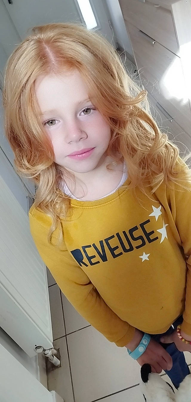 Mylana a rejoint le concours — aidez-le/la à gagner de superbes lots ! bangs, blond, chest, cool, elbow, eyelash, hair, hairstyle, human_leg, layered_hair, long_hair, neck, person, shoulder, skin, sleeve, sportswear, standing, t_shirt, thigh