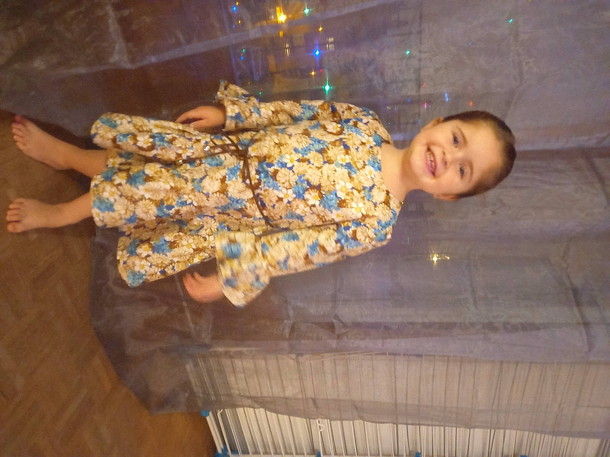 Elaïs a rejoint le concours — aidez-le/la à gagner de superbes lots ! blue, child, electric_blue, event, flooring, fun, hardwood, human_leg, joy, leisure, pattern, person, sitting, thigh, tints_and_shades, toddler, tree, wood