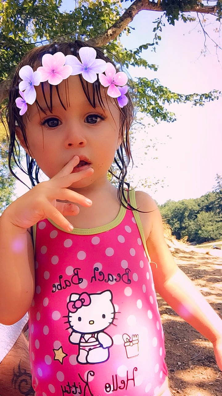 Illiana participe au concours pour gagner de l'argent avec cette photo : black_hair, brown_hair, child, flower, fun, girl, hair_accessory, happiness, headwear, human_hair_color, infant, pattern, person, pink, plant, skin, smile, spring, summer, toddler