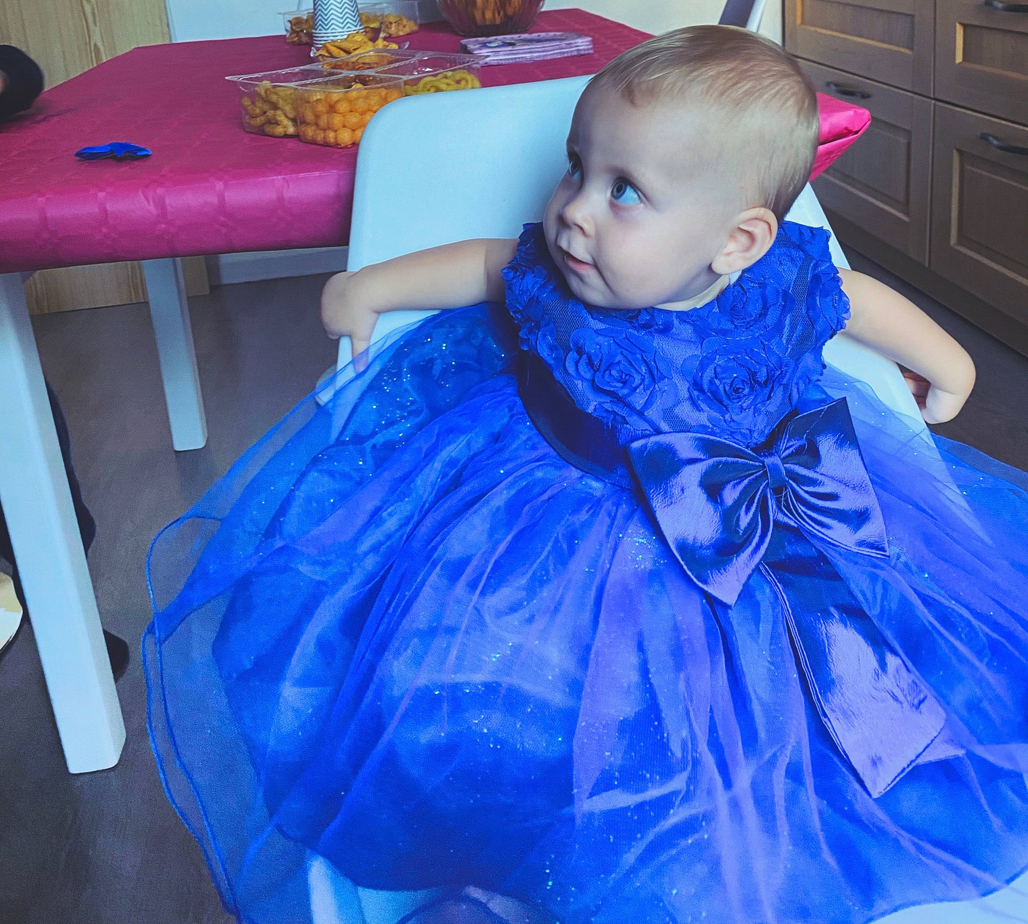 Lyana a rejoint le concours — aidez-le/la à gagner de superbes lots ! baby, baby_products, baby_toddler_clothing, cabinetry, child, comfort, couch, electric_blue, event, flooring, formal_wear, fun, furniture, head, magenta, person, purple, room, sitting, sleeve