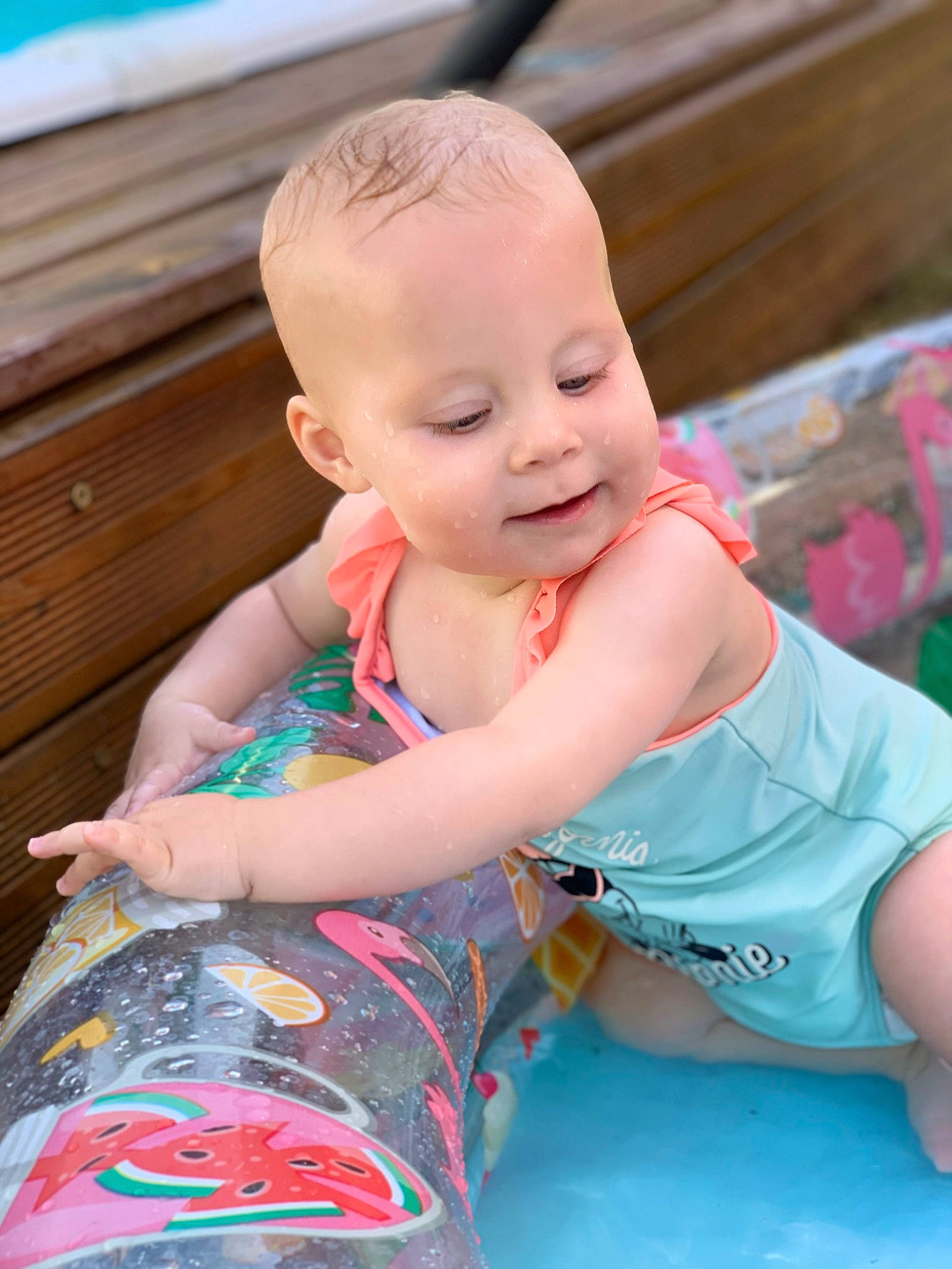 Lyana a rejoint le concours — aidez-le/la à gagner de superbes lots ! baby, baby_toddler_clothing, cheek, child, eye, fun, happy, human_body, leg, leisure, person, pink, play, sitting, skin, smile, t_shirt, thigh, toddler, vacation