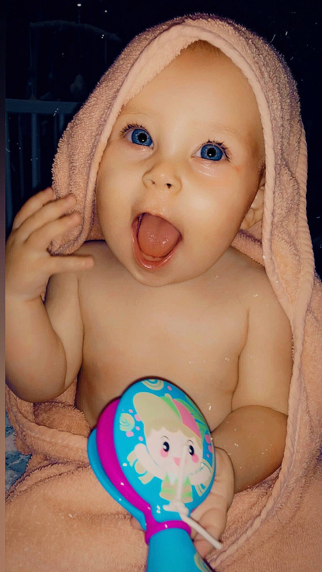 Lyana participe au concours pour gagner de l'argent avec cette photo : baby, cap, cheek, eye, eyelash, face, facial_expression, finger, hand, happy, head, lip, mouth, nose, organ, person, product, skin, smile, stomach