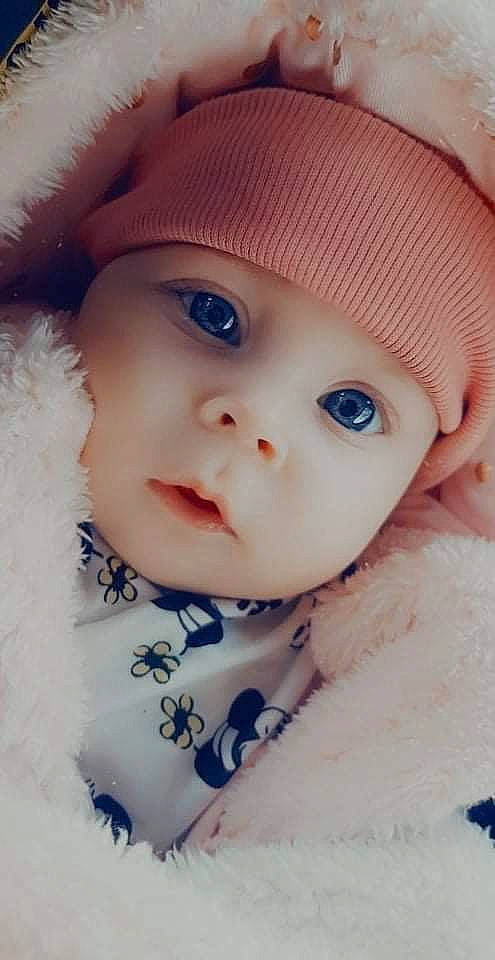 Lyana participe au concours pour gagner de l'argent avec cette photo : baby, baby_toddler_clothing, cap, cheek, chin, clothing, eye, eyebrow, eyelash, hat, headgear, iris, lip, nose, outerwear, person, skin, sleeve, sun_hat, textile