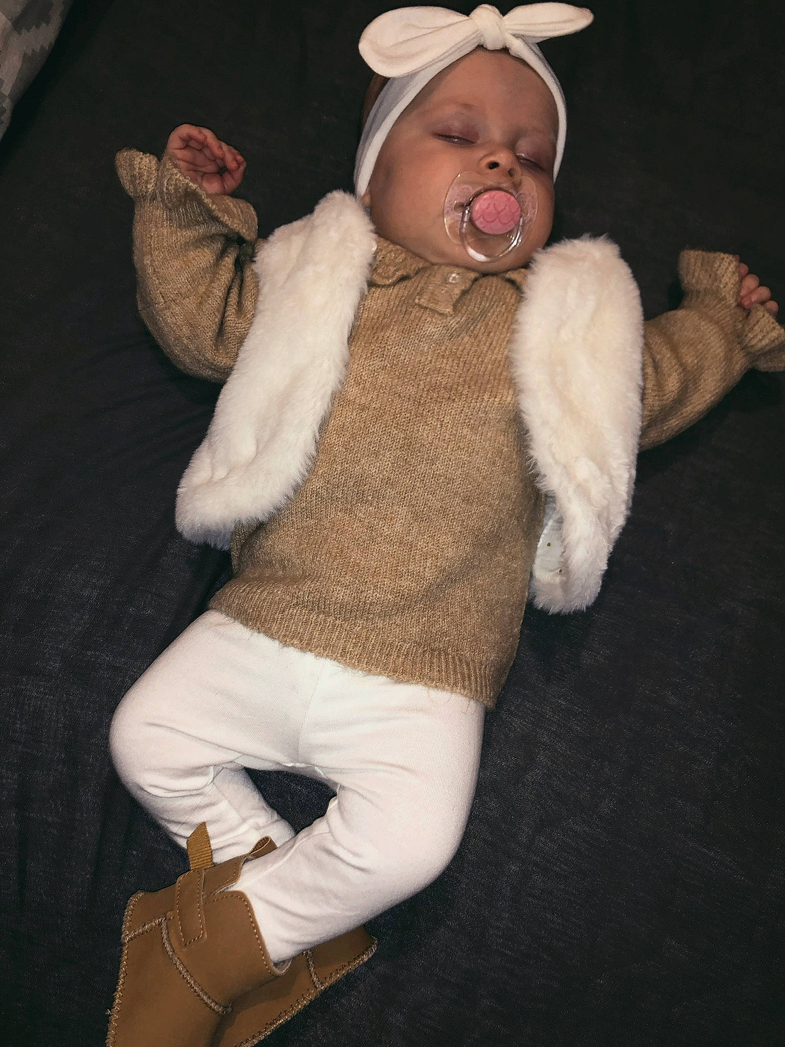 Lyana participe au concours pour gagner de l'argent avec cette photo : baby, baby_toddler_clothing, cap, child, costume, costume_hat, eye, fashion_accessory, fur, fur_clothing, glove, headgear, headwear, human_body, pattern, person, sleeve, stuffed_toy, thumb, toddler