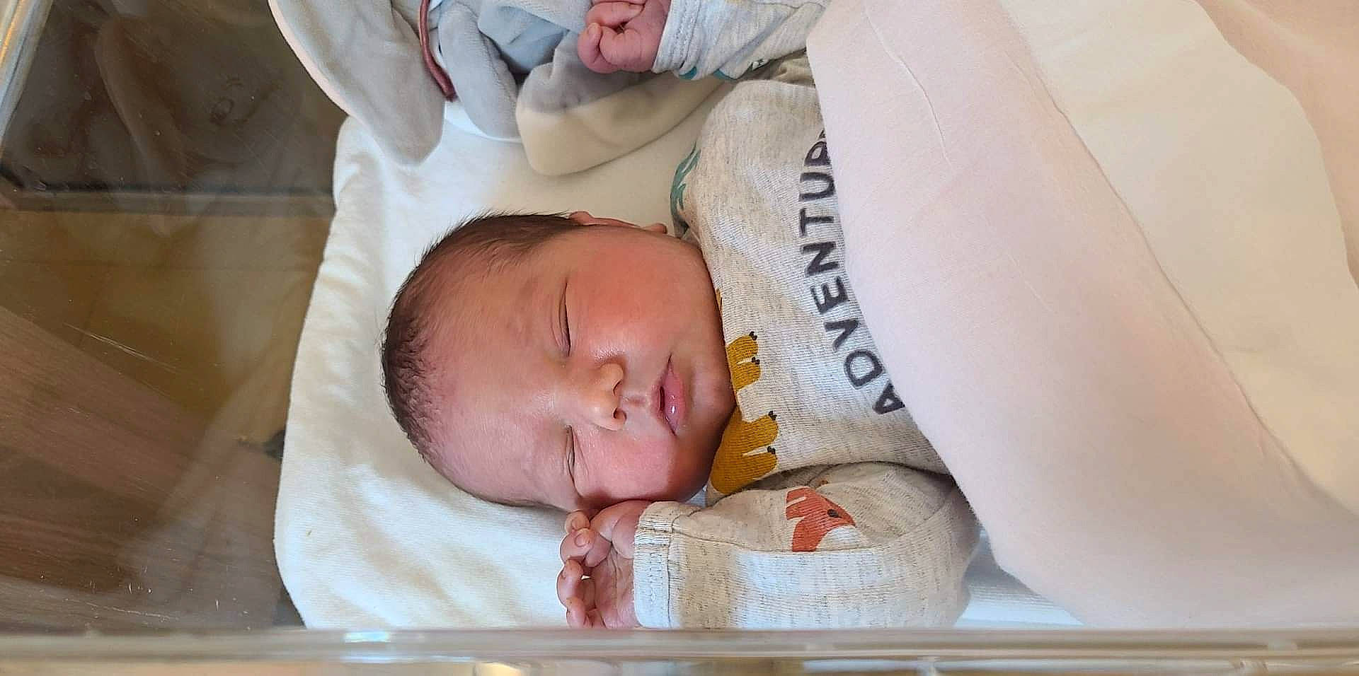 Louka a rejoint le concours — aidez-le/la à gagner de superbes lots ! baby, baby_products, baby_safety, baby_sleeping, baby_toddler_clothing, bedtime, birth, child, childbirth, comfort, ear, hospital, infant_bed, linens, nap, person, room, skin, sleep, toddler