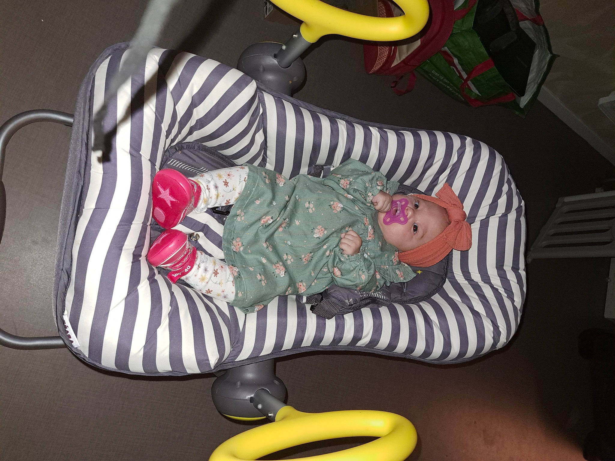 Héloïse participe au concours pour gagner de l'argent avec cette photo : baby, baby_products, baby_toddler_clothing, baby_toys, bag, black, carmine, comfort, fashion_accessory, finger_food, fruit, headwear, linens, pattern, person, room, toddler