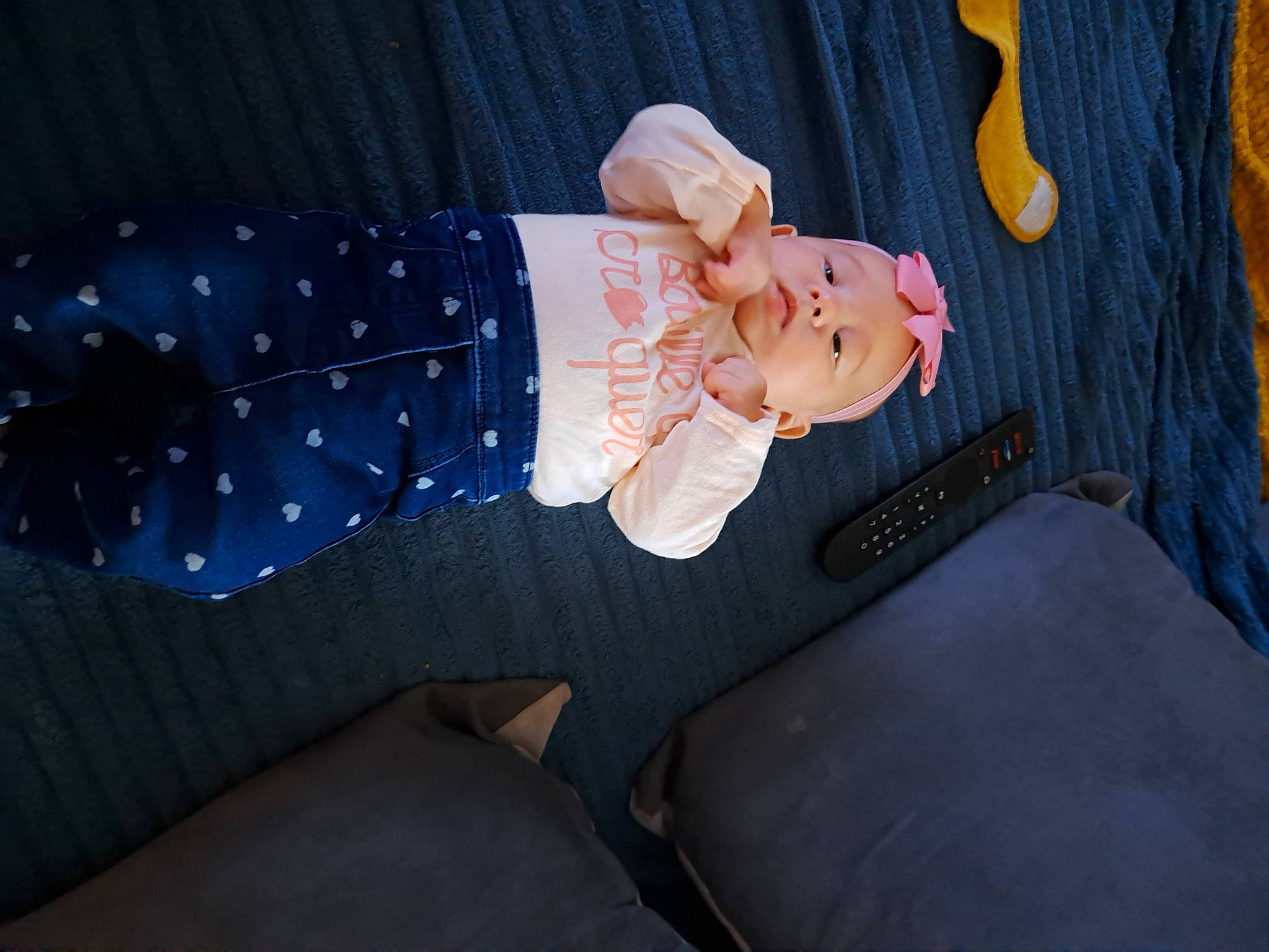 Héloïse a rejoint le concours — aidez-le/la à gagner de superbes lots ! baby, baby_toddler_clothing, child, comfort, dress, event, finger, foot, hat, human_leg, lap, leg, nail, pattern, person, sitting, sleeve, toddler, tree, wood