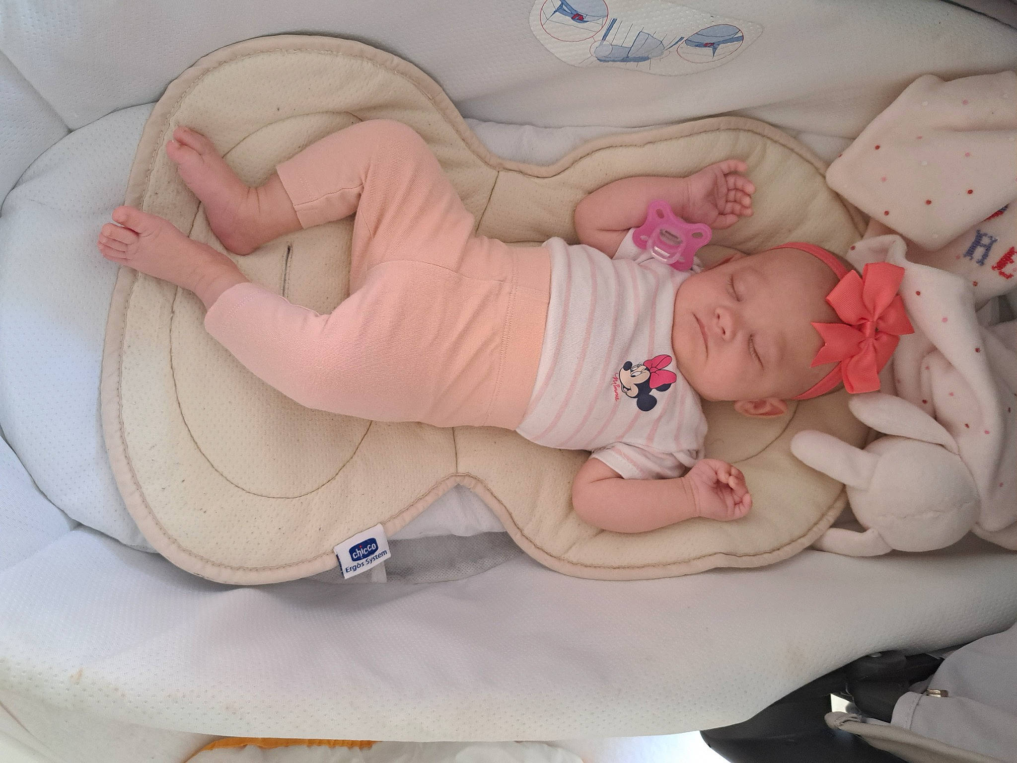 Héloïse a rejoint le concours — aidez-le/la à gagner de superbes lots ! arm, baby, baby_products, baby_safety, baby_sleeping, baby_toddler_clothing, bedding, child, comfort, gesture, hand, hat, headgear, headwear, human_body, human_leg, leg, linens, person, pink