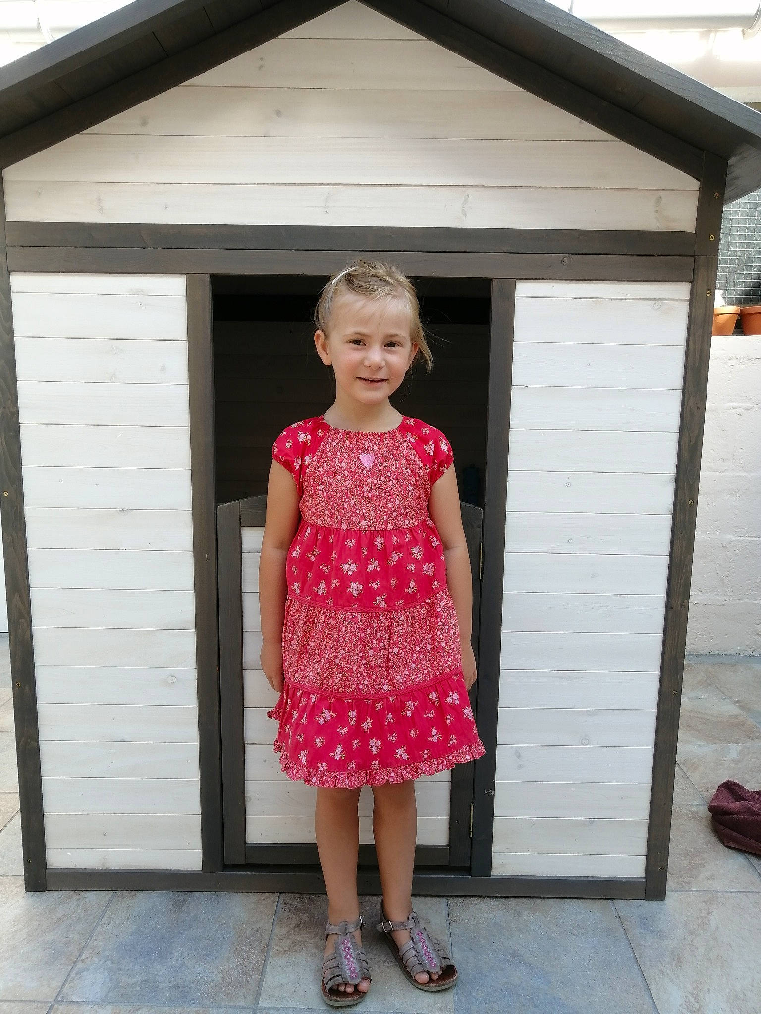 Jade participe au concours pour gagner de l'argent avec cette photo : child, child_model, clothing, design, dress, house, joy, pattern, person, pink, polka_dot, shoulder, standing