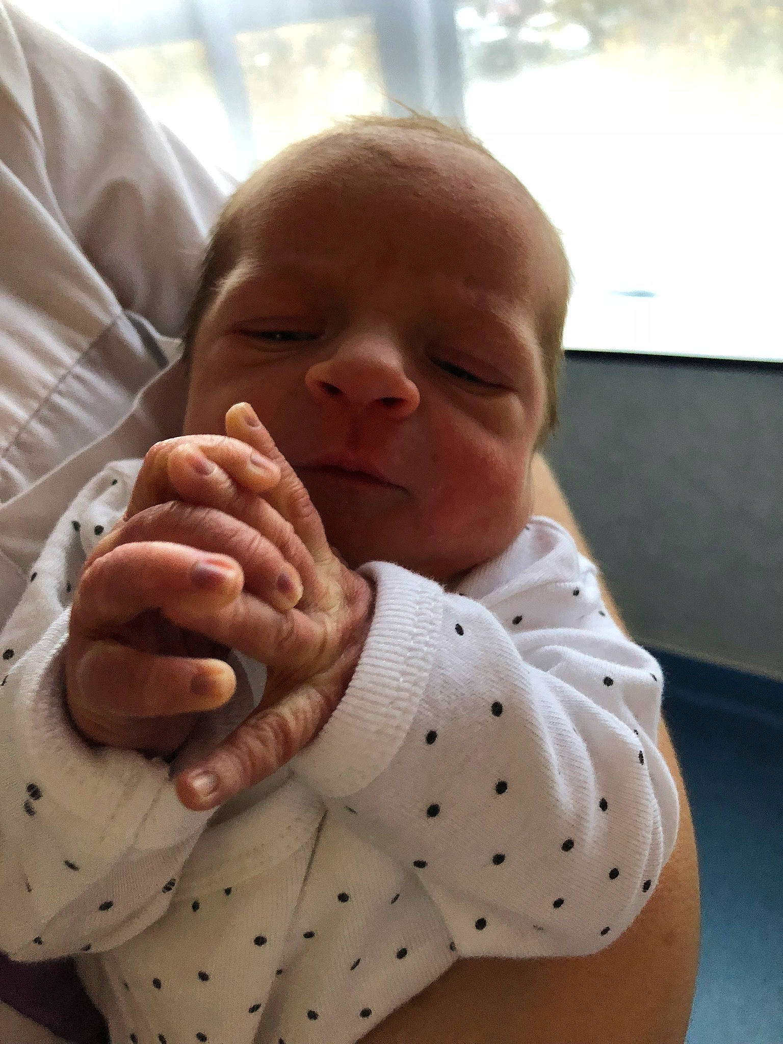 Elois a rejoint le concours — aidez-le/la à gagner de superbes lots ! abdomen, baby, baby_products, baby_sleeping, baby_toddler_clothing, cheek, child, collar, comfort, finger, gesture, lip, mouth, nail, nose, person, skin, sleeve, thumb, toddler