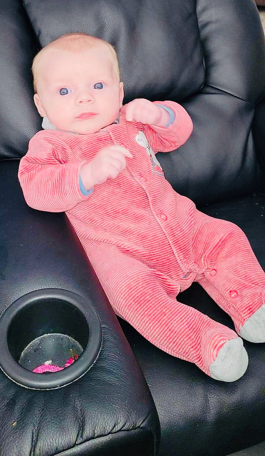 Eloan participe au concours pour gagner de l'argent avec cette photo : audio_equipment, automotive_tire, baby, baby_products, baby_toddler_clothing, carmine, cheek, child, comfort, doll, facial_expression, magenta, nail, pattern, person, pink, red, skin, sleeve, thumb