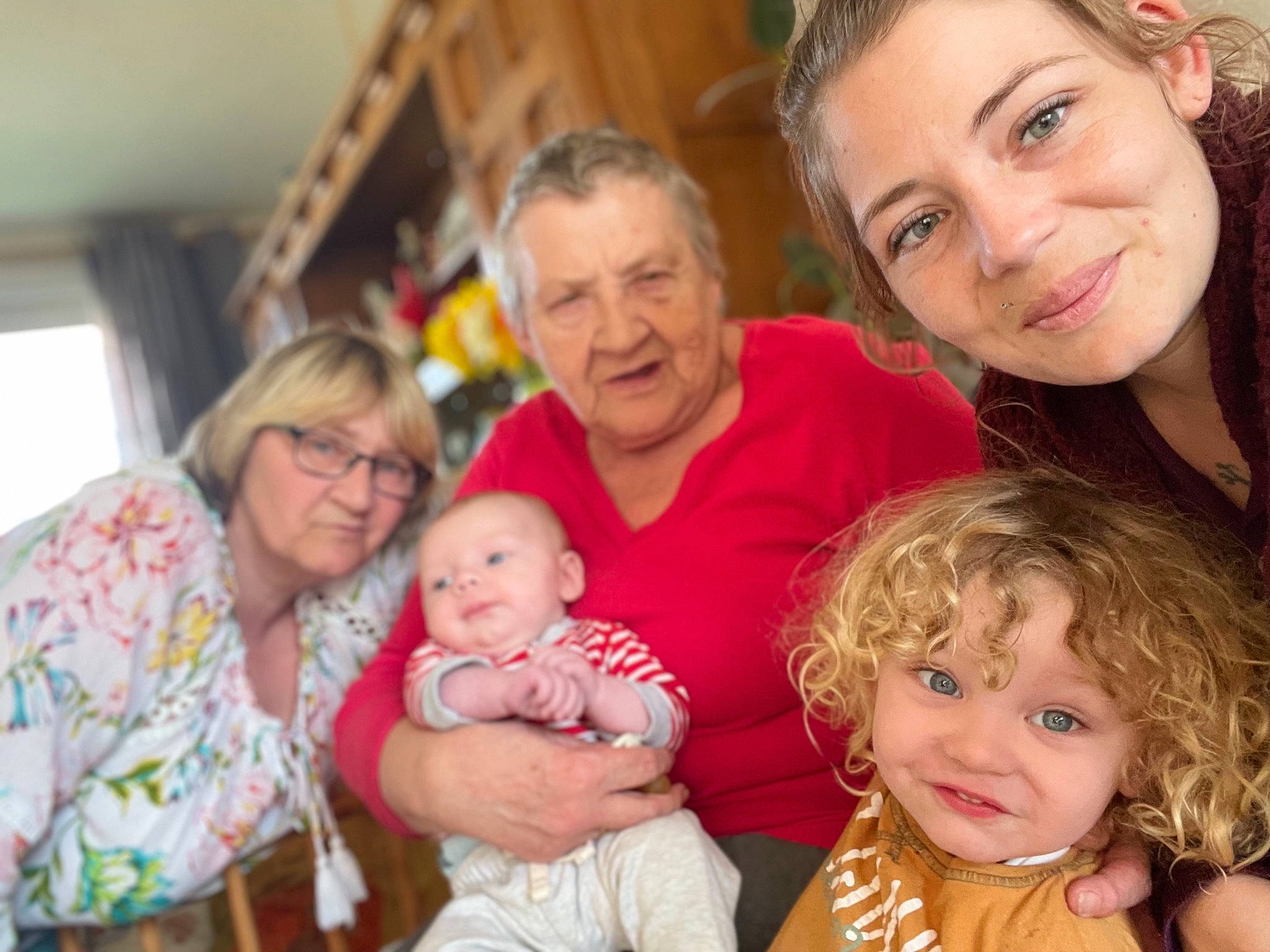 Eloan a rejoint le concours — aidez-le/la à gagner de superbes lots ! baby, cheek, eye, face, facial_expression, fun, hair, hairstyle, happy, head, human, iris, joy, mammal, organ, person, photograph, red, skin, smile