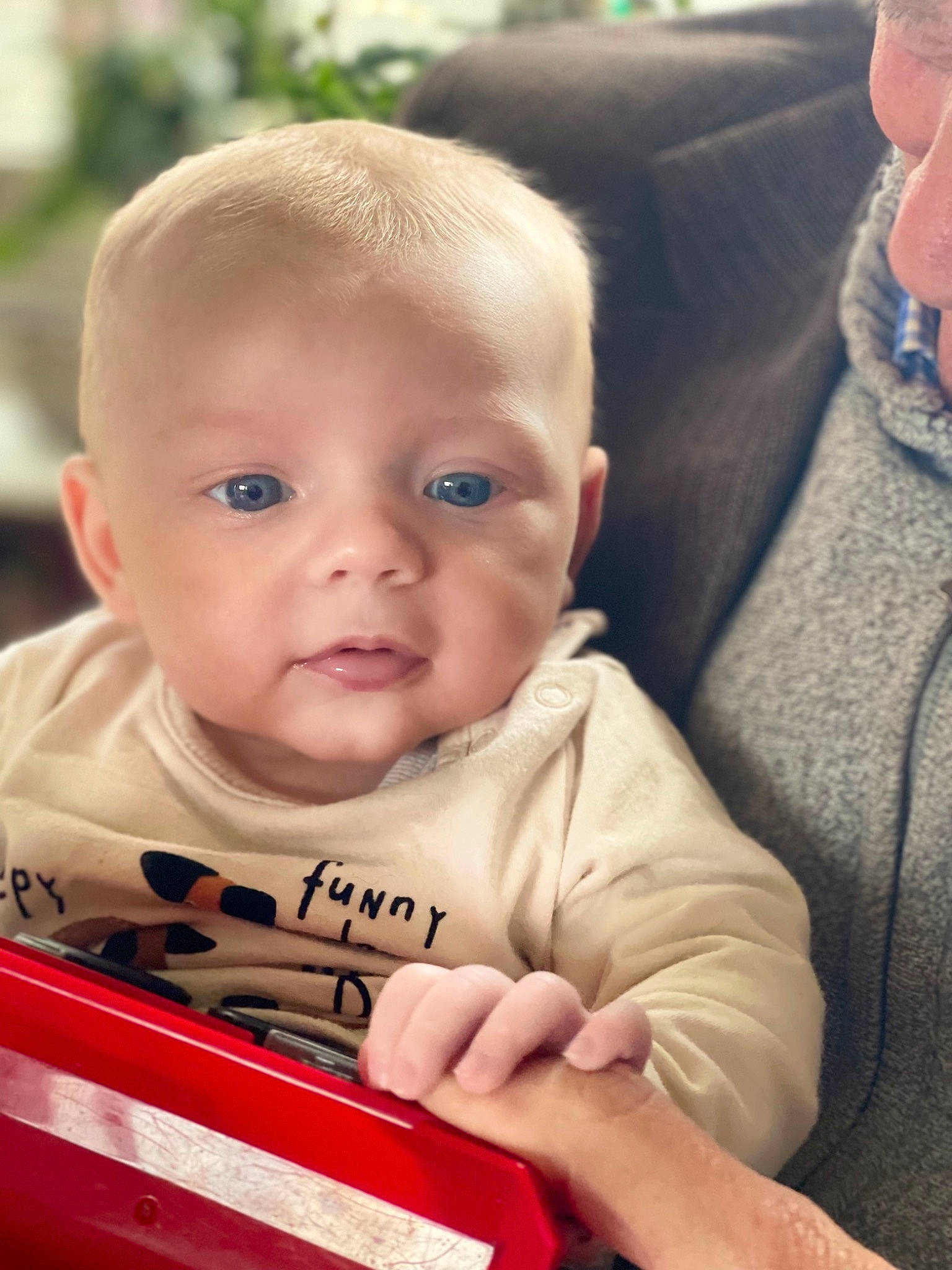 Eloan participe au concours pour gagner de l'argent avec cette photo : baby, baby_toddler_clothing, blond, cheek, chin, comfort, eye, finger, gesture, hairstyle, hand, happy, head, iris, lip, nose, person, skin, sleeve, thumb