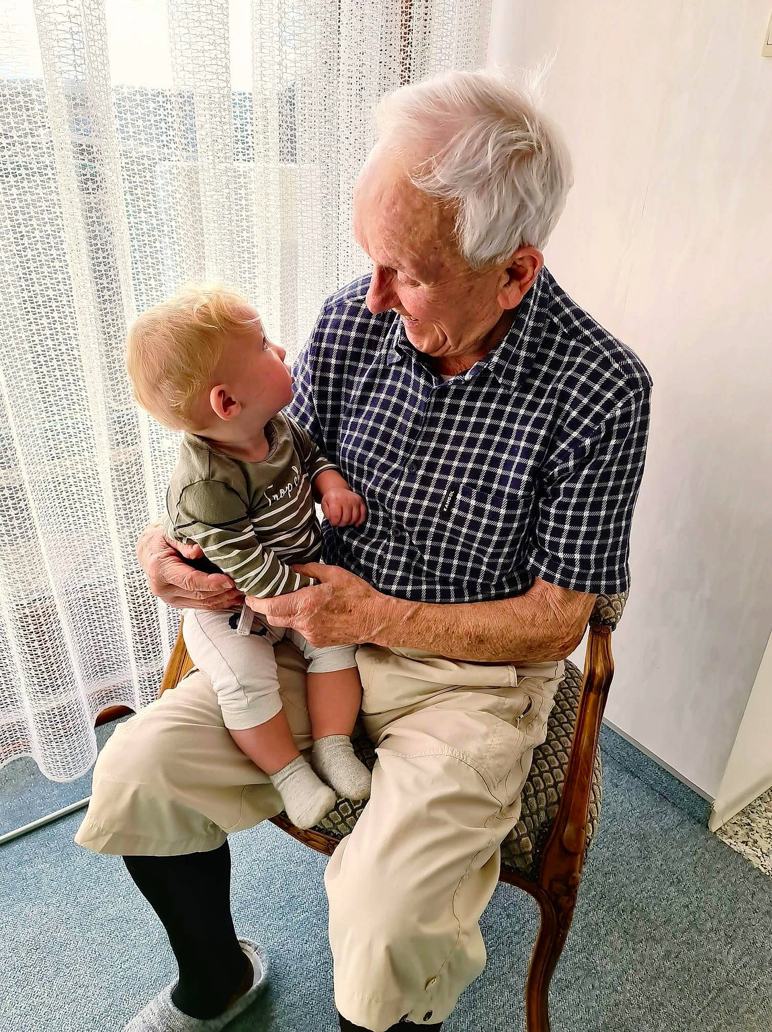 émilien a rejoint le concours — aidez-le/la à gagner de superbes lots ! ankle, baby, baby_toddler_clothing, blond, comfort, foot, grandparent, head, interaction, lap, leg, love, person, sandal, shoe, sitting, slipper, sock, toddler, watch