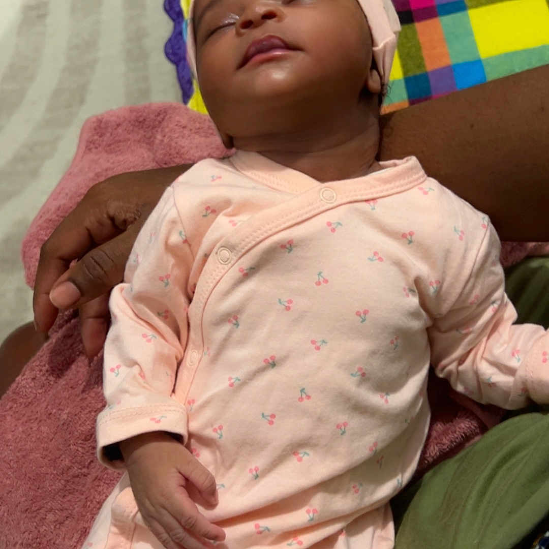 Jeleesa participe au concours pour gagner de l'argent avec cette photo : baby, blanket, care, cherry, child, cozy, cute, hand, holding, human, indoor, infant, onesie, pattern, person, pink_clothing, resting, sleeping, soft, toddler