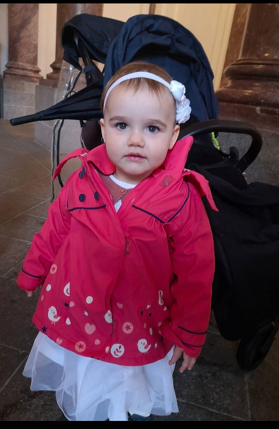 Moana participe au concours pour gagner de l'argent avec cette photo : baby, baby_carriage, baby_toddler_clothing, cheek, clothing, face, facial_expression, happy, head, iris, jacket, outerwear, person, pink, public_space, purple, skin, sleeve, smile, standing