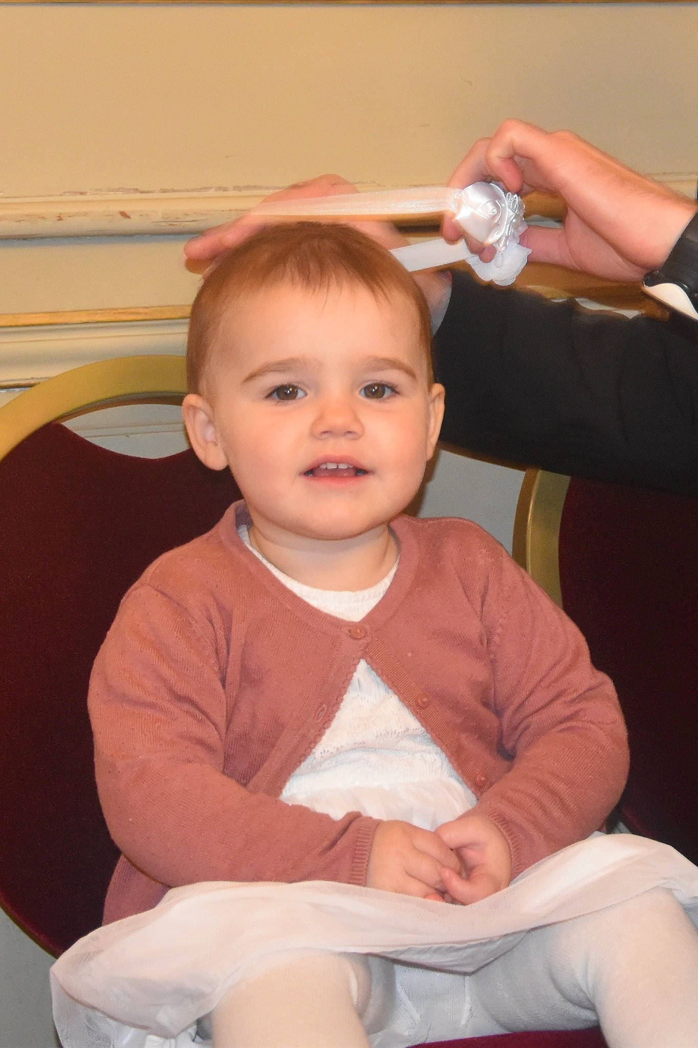 Moana participe au concours pour gagner de l'argent avec cette photo : arm, baby_toddler_clothing, cheek, eyelash, facial_expression, finger, fun, gesture, hairstyle, hand, happy, human_body, joint, muscle, person, shoulder, skin, sleeve, standing, thumb