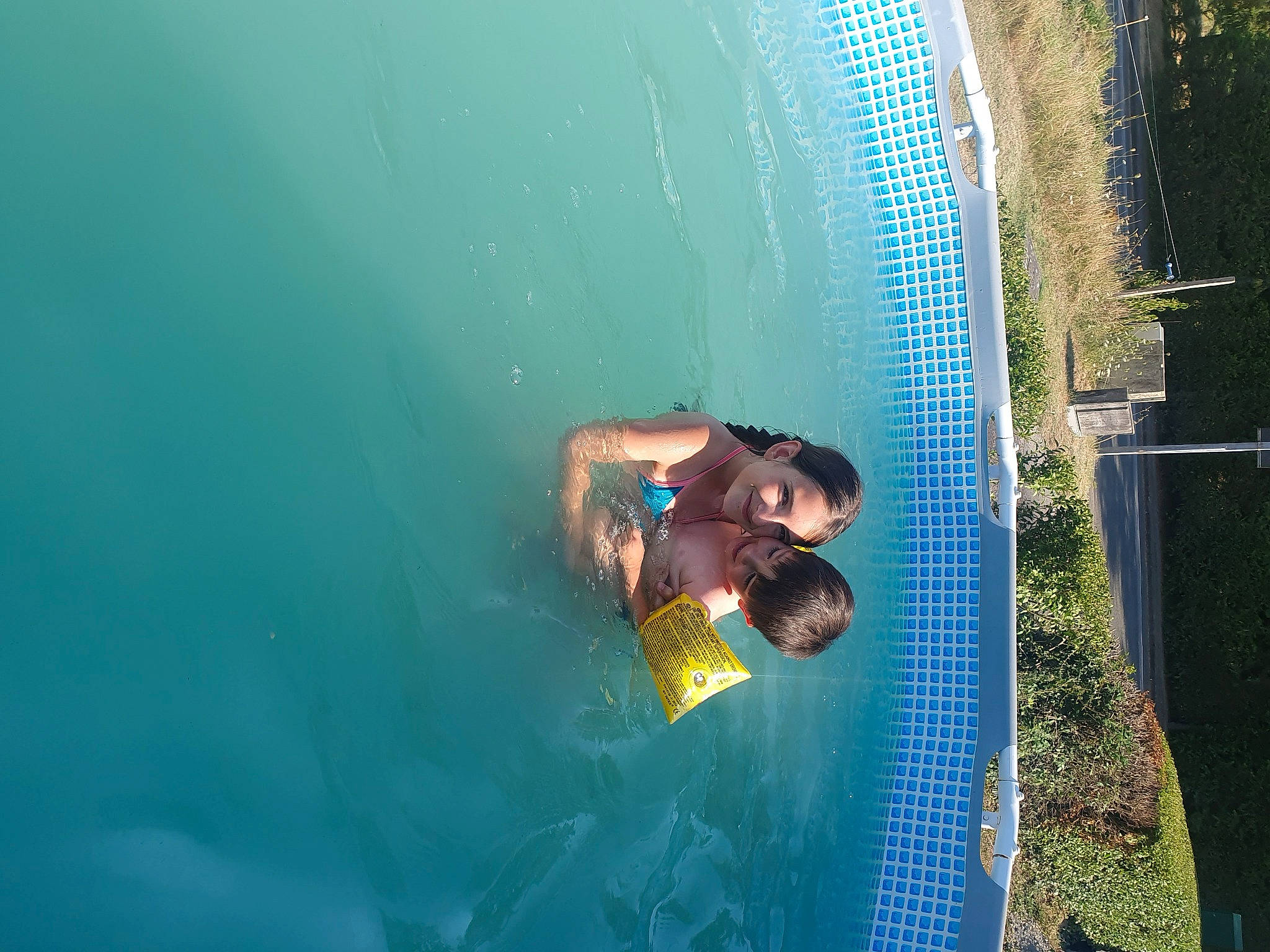 Manon participe au concours pour gagner de l'argent avec cette photo : adventure, bathing, electric_blue, fun, grass, happy, joy, lake, landscape, leisure, people_in_nature, person, personal_protective_equipment, recreation, reflection, sky, swimming_pool, tree, underwater, water