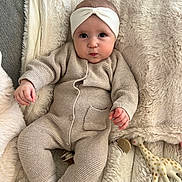 Angela participe au concours pour gagner de l'argent avec cette photo : baby, blanket, cheeks, cozy, eyes, feet, giraffe_toy, hand, headband, indoor, infant, knitwear, neutral_colors, onesie, pacifier, plush, portrait, sofa, soft_texture, teether