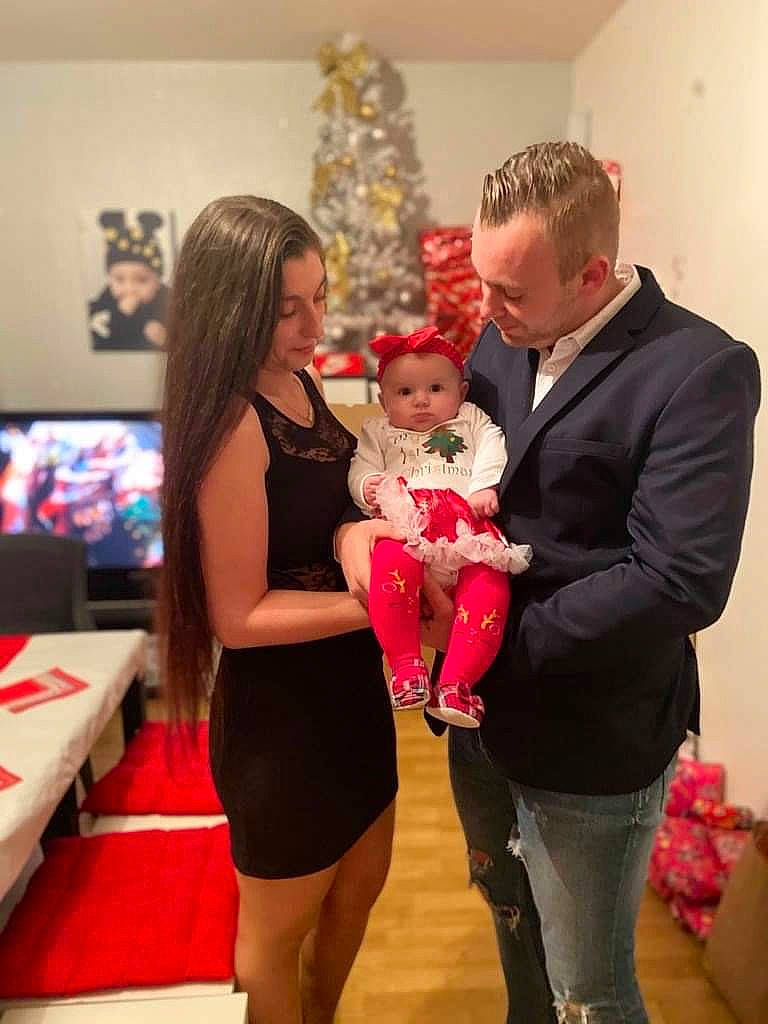 Maëlys a rejoint le concours — aidez-le/la à gagner de superbes lots ! blurred, christmas_eve, cocktail_dress, dress, event, family, headwear, holiday, human, human_body, interior_design, joy, lap, leg, love, ornament, outerwear, party_supply, person, pink