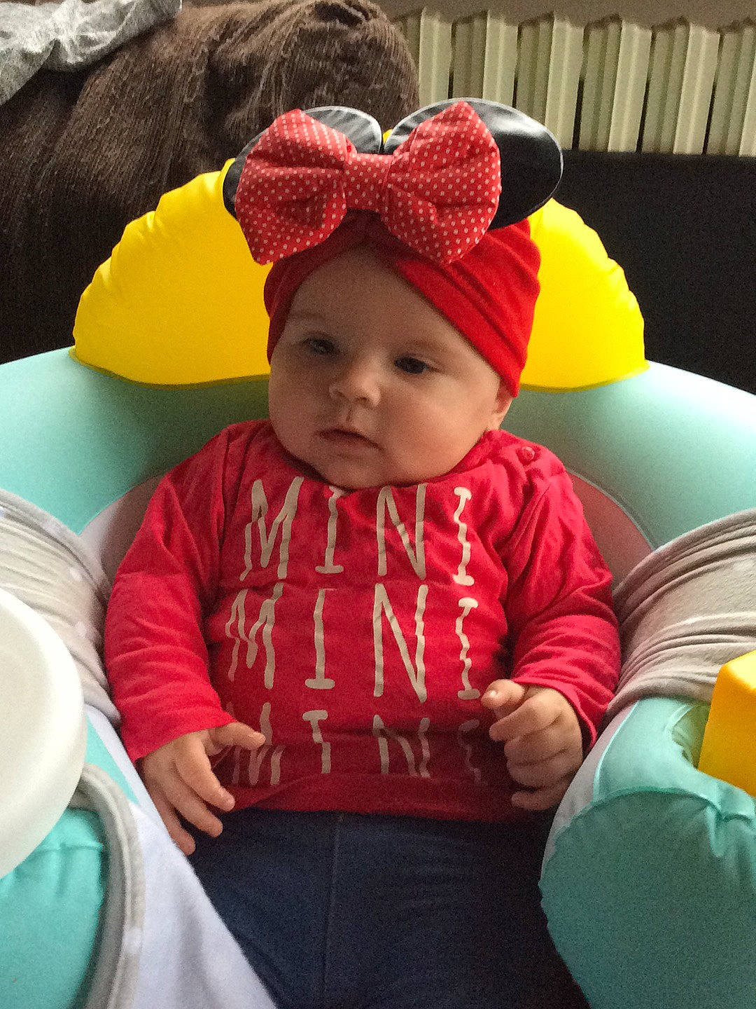 Maëlys participe au concours pour gagner de l'argent avec cette photo : baby, baby_products, baby_toddler_clothing, bonnet, child, comfort, costume_accessory, costume_hat, couch, hair_accessory, headband, headgear, headwear, lap, person, plate, sitting, toddler