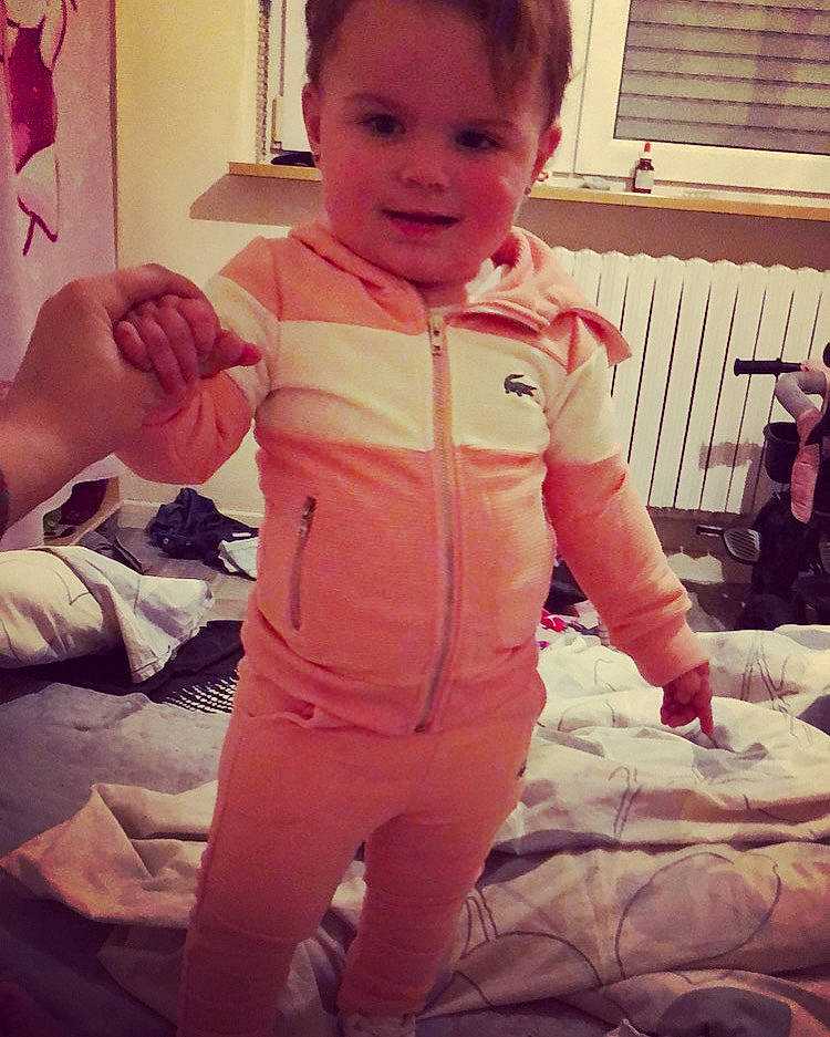 Maëlys participe au concours pour gagner de l'argent avec cette photo : baby_toddler_clothing, cheek, eye, face, hair, happy, head, human, human_body, joint, lip, mouth, muscle, neck, nose, person, shoulder, skin, sleeve, smile