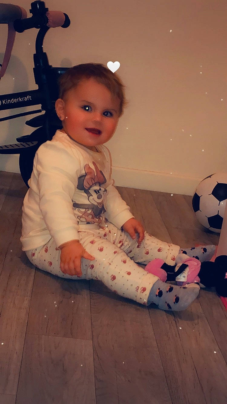 Maëlys participe au concours pour gagner de l'argent avec cette photo : arm, baby, baby_toddler_clothing, child, flash_photography, floor, flooring, fun, happy, hardwood, human_leg, knee, leg, pattern, person, skin, sleeve, smile, thigh, toddler